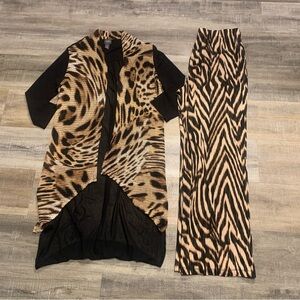 Chicos Travelers 2 Piece Set
Pants & Cardigan Sweater
Size 1 M 8-10